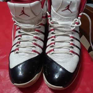 Air Jordan basketball snickers.